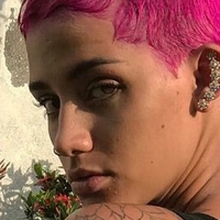 AZZY Nackt