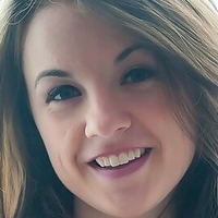 Emily Born Nackt