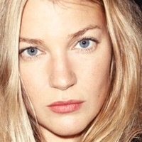 Mona Walravens Nackt