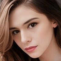 Nicole Maines Nackt